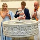 Alfonso Signorini battezza il bambino di Clizia Incorvaia e Paolo Ciavarro
