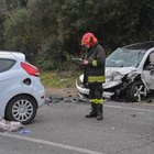 Roma, incidente fra tre auto vicino Capocotta: due feriti gravi estratti dalle lamiere