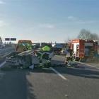 Incidente sull'autostrada A28, 86enne muore nell'auto ribaltata: ferita la figlia
