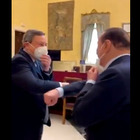 Draghi e Berlusconi, saluto con il gomito al momento dell'incontro. «Grazie per essere venuto»