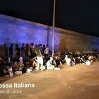 Migranti, 84 sbarcano in Salento con minori e donna incinta. Nave quarantena a Lampedusa