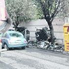 Roma, il cassonetto è bruciato da un mese. Rifanno l’asfalto: carcassa dribblata