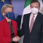 Draghi scherza sul togliere la mascherina per la foto con Von der Leyen: "Tra un paio di mesi"