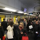 Malore in metropolitana: troppa gente e treno in avaria, la donna non può scendere dal treno