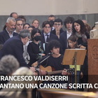 Francesco Valdiserri, commozione ai funerali: gli amici in chiesa cantano una canzone