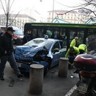 Milano, bus contro auto della polizia: agenti feriti