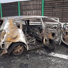 L'auto prende fuoco, padre e figlia di 6 anni muoiono intrappolati sotto gli occhi della mamma
