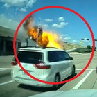Camion con rimorchio precipita dal cavalcavia e prende fuoco tra le auto: il conducente morto tra le fiamme