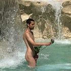• Roma, turista si tuffa nella fontana di Trevi: «Voglio purificarmi». Maximulta da 450 euro per uno spagnolo