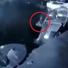 Ragazzi uccisi sul Lago di Garda, spunta il video: uno degli indagati cade in acqua. La foto: «Bevevano champagne»