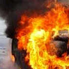 Maserati prende fuoco in tangenziale: attimi di terrore per mamma e figlio