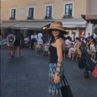 Ornella Muti e la figlia Naike performance nella Piazzetta di Capri
