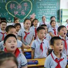 A Wuhan (città del contagio) 1,4 milioni di bambini senza mascherine oggi tornano a scuola