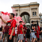 I tifosi milanisti riempiono piazza Duomo: fumogeni e cori contro Inter e Juve