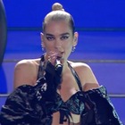 Sanremo 2020, Dua Lipa fa ballare l'Ariston con la sua "Don't start now". Tripudio social: «Grande»