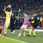 Roma-Lazio, rissa nel finale: Radu "nasconde" il pallone, Rui Patricio lo spinge. E le due panchine scattano. Cosa è successo