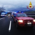 Incidente in autostrada: minibus si ribalta sull'A1. Un morto e 4 feriti