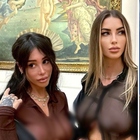 Nude agli Uffizi, modelle di OnlyFans rimuovono le foto. Sgarbi: «Più belle loro della Venere di Botticelli»
