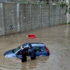 Maltempo a Napoli, strade come fiumi: due donne intrappolate nella auto sommerse. Trasporti in tilt