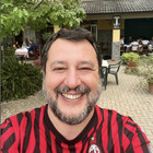 Matteo Salvini allo stadio esulta per lo scudetto del Milan: la festa social