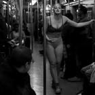 Modella curvy si spoglia nella metro: "Accettate il vostro corpo"