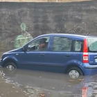 Bomba d'acqua a Napoli, automobilisti bloccati dal temporale a Ponticelli