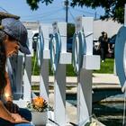 Meghan Markle, visita a sorpesa alla scuola della strage in Texas: fiori bianchi sulle croci dei bambini uccisi