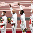 Olimpiadi, la staffetta italiana festeggia con i pugni al cielo l'oro sul podio