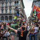 Scudetto Milan: lancio di bottiglie contro le forze dell'ordine in piazza Duomo