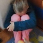 Mamma vendeva la figlia di 13 anni a 30 euro per fare sesso con gli anziani: 6 arresti