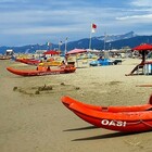 Malore in acqua, morto in spiaggia un turista di 65 anni: tragedia a Lido di Camaiore