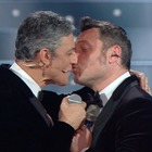 Sanremo 2020, Fiorello duetta con Tiziano Ferro. Poi scatta il bacio in bocca: «Adesso devo divorziare»