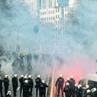 Belgio, gli scontri con la polizia al corteo contro il green pass e le misure anti-Covid