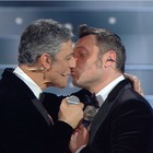 Sanremo 2020, bacio in bocca tra Fiorello e Tiziano Ferro sul palco dell'Ariston
