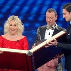 Sanremo 2020. Antonella Clerici, esordio in rosso sull'Ariston. Tripudio social: «È tornata»