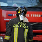 Roma, maxi-incendio nella notte: a fuoco 15 auto del car sharing nel piazzale del centro commerciale