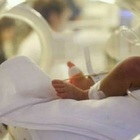 Neonato muore due giorni dopo la nascita: giallo sulle cause. L'incubo per i due neogenitori