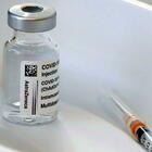 Il vaccino AstraZeneca cambia nome: si chiamerà Vaxzevria. Nel bugiardino aggiunte le trombosi
