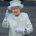 Elisabetta, dai colori fluo all'immancabile borsetta: i segreti di stile (inconfondibili) della Regina