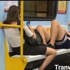 Milano, choc in metro: senza mascherina e con le scarpe sui sedili alla faccia del covid-19