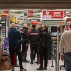 Milano, terrore al centro commerciale: 46enne prende un coltello e colpisce clienti a caso. Un morto e 5 feriti