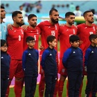 Iran, i calciatori non cantano l'inno: tifosi divisi tra sostegno e insulti. Il ct Queiroz: «Chi non vuole supportarli resti a casa»