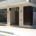 Zara, rifiuta le regole anti-covid nei camerini: maxi rissa con feriti e denunce