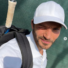 Stefano De Martino, la foto sul campo da tennis. Ma un dettaglio fa infuriare i fan: «Com'è possibile?»