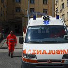 «Spegni la sirena o sono botte», gang accerchia ambulanza a Napoli