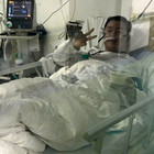 Coronavirus, medico rinvia il matrimonio per curare i pazienti infetti: contagiato, muore a 29 anni