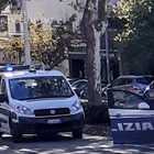 Roma, volante della Polizia si schianta contro il tram: due agenti in codice rosso FOTO