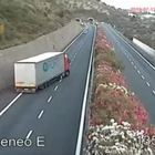 Tir contromano sulla A10 per tre chilometri: il camionista romeno era ubriaco. Il video