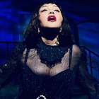 Madonna in lacrime: cade dal palco durante il concerto e finisce in ospedale. Fan in ansia