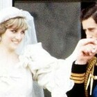 Lady Diana, Elisabetta e Filippo genitori gelidi: «A Carlo mai un abbraccio, solo strette di mano»
